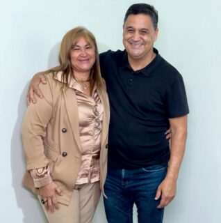 Recebi, nesta tarde, a amiga e psicóloga Maria Campos, liderança de Novo Gama. Alinhamos ideias e fortalecemos planos para o desenvolvimento do município. Obrigado pela visita, minha amiga! 👍🏽
.
.
#WildeCambão #DeputadoEstadual #AtendimentoAoPúblico #Luziânia