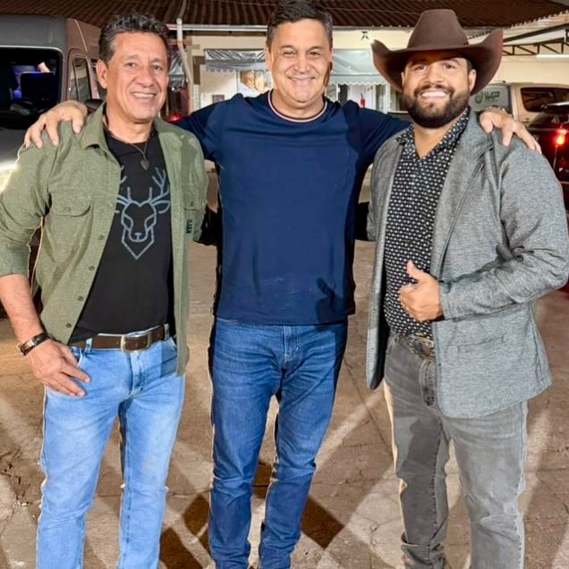 Em Rubiataba, hoje, tive a alegria de encontrar os queridos amigos Léo Reis e Bruno @leoreisebrunooficial. Dois grandes talentos que exaltam com muito orgulho as nossas raízes goianas. Bom demais estar com vocês! 👍🏽
.
.
#WildeCambão #DeputadoEstadual #AmigosDoCambão #Rubiataba