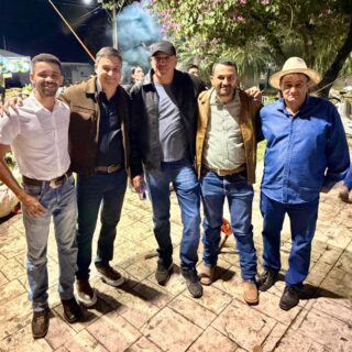 A convite dos vereadores Disson e Weber Pisca, prestigiei o *5º Arraiá de Rubiataba*. O evento reuniu lideranças e amigos da região do Vale do São Patrício, incluindo o vereador Felipe Araújo, de Nova Glória, e o locutor Pedro Lima. Obrigado pelo convite, pela parceria e amizade. Seguimos juntos! 👍🏽
.
.
#WildeCambão #DeputadoEstadual #FestaJunina #Rubiataba