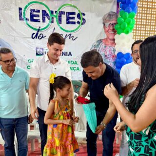 Dia de levar mais saúde e qualidade de vida para a nossa comunidade escolar! ✅

Nesta segunda-feira, 08/06, ao lado do prefeito Diego Sorgatto, do secretário municipal de Saúde, Glênio Magrini, e vereadores da base, acompanhei a entrega de 471 óculos 👓 para alunos da rede municipal de ensino pelo programa: *Lentes do Bem*, da Prefeitura de Luziânia. 

Uma iniciativa incrível que une consultas oftalmológicas gratuitas e a entrega de armações sob medida, transformando o futuro das nossas crianças dentro e fora da sala de aula. 👍🏽
.
.
#WildeCambão #DeputadoEstadual #PrefeituraDeLuziânia #LentesDoBem