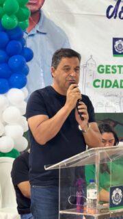 Durante a entrega de 471 óculos 📚👓 pelo programa *Lentes do Bem*, tive a honra de falar sobre o impacto real dessa ação. Na oportunidade, fiz questão de destacar, que: “Só se transforma uma sociedade através da educação de qualidade e é isso que o prefeito Diego está proporcionando à rede de ensino de Luziânia”. 

Enxergar bem é o primeiro passo para aprender bem. Quando garantimos que um aluno tenha as condições ideais dentro da sala de aula, estamos investindo diretamente no seu potencial.
.
.
#WildeCambão #DeputadoEstadual #PrefeituraDeLuziânia #LentesDoBem