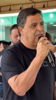 Ao lado do prefeito Diego Sorgatto, do secretário de Saúde, Glênio Magrini, do deputado federal Célio Silveira, secretários e vereadores da base, acompanhamos de perto o *Saúde na Sua Porta* 🩺, nesta sexta-feira, em Luziânia📍

A ação segue durante todo o final de semana, com atendimentos em diversas especialidades médicas, exames e serviços gratuitos.

Cuidar da nossa gente é sempre uma prioridade! 💙
.
.
#WildeCambão #DeputadoEstadual #Saúde #PrefeituraDeLuziânia