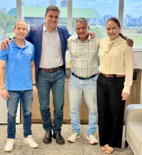 Recebi, nesta quarta-feira, a visita institucional dos militares da PMGO: Coronel Wellington José Reis, acompanhado da Tenente-coronel Neuzely Bezerra (do Comando de Saúde) e o Capitão Everaldo Ruiz (médico militar). 

Em pauta, discutimos demandas e melhorias para o Comando de Saúde, buscando sempre fortalecer o apoio à nossa segurança e saúde pública. 🤝🇧🇷
.
.
#WildeCambão #DeputadoEstadual #Alego #PMGO