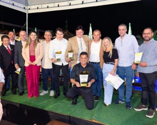 Prestigiei, nesta quinta-feira, a solenidade de posse da nova Diretoria da Associação Comercial e Industrial do Distrito do Ingá (ACIDI) para o triênio 2026/2028, atendendo ao honroso convite do amigo e presidente reeleito, Ronaldo Jadão.

A Diretoria Executiva empossada é composta por: Ronaldo Jadão de Azevedo Filho (presidente); Cláudio Mudesto Alves (vice-presidente); Juliana Campos de Sousa (diretora-secretária); Nelsi Maria Zuchelli (diretora-secretária substituta); Leandro Gomes Meireles (diretor financeiro); Wilson Menezes de Brito (diretor financeiro substituto); Patrik Rodrigues de Oliveira (diretor para assuntos de Comércio); Paulo Roriz Coutinho (diretor para assuntos de Comércio substituto); Nabal Pinto Morais (diretor para Assuntos de Serviços); Murilo Roriz (diretor para Assuntos da Indústria); Benie Jorge dos Santos (diretor de Agronegócio e Meio Ambiente); Gilmara dos Santos Pinheiro (diretora social); Marcos Melo (diretor do Serviço Central de Proteção ao Crédito - SCPC) e Cristiano Caixeta (diretor para Assuntos de Segurança), além dos membros dos conselhos deliberativo e fiscal.

O evento contou também com a presença do administrador do Jardim Ingá, Marcelo Caixeta, dos vereadores Maia e Edna Santos, entre outras lideranças e convidados.
.
.
#WildeCambão #DeputadoEstadual #PosseDiretoria #ACIDI #JardimIngá