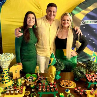 Noite especial, neste sábado, celebrando a vida das amigas Adriana Moraes e sua irmã, Márcia. Uma dupla comemoração durante o jogo de estreia do Brasil na Copa do Mundo! 💚💛

O evento contou com a presença do prefeito de Aragoiânia, Waldir da Fokus; da primeira-dama e secretária de Assistência Social, Dona Neuza; além do vice-prefeito, Wendel Rodrigues e de sua esposa, a secretária de Educação, Klebiana Rodrigues.

Desejo muito sucesso, saúde e felicidades às queridas amigas!🥂🌹
.
.
#WildeCambão #DeputadoEstadual #AmigosDoCambão #Aniversário #Copa2026