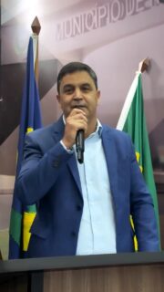 Participei, nesta quarta-feira, 17/06, da *Sessão Solene em Comemoração aos 31 Anos de Novo Gama*. Na oportunidade, fui laureado com a *Comenda Municipal*, uma indicação do amigo e vereador Zé Lopes. 

Essa honraria é concedida a personalidades que se destacam por suas contribuições ao desenvolvimento, crescimento e fortalecimento do município. Agradeço ao Zé Lopes pela consideração e pelo reconhecimento ao nosso trabalho! 

A cerimônia contou com a presença do prefeito de Novo Gama, Carlinhos do Mangão; da primeira-dama, Joscilene Martins; do vice-prefeito Antônio Joviano Pacífico; do presidente da Câmara, Charles do Oceano; das deputadas federais Leda Borges e Magda Mofatto; além dos vereadores locais e demais autoridades e convidados.
.
.
#WildeCambão #DeputadoEstadual #SessãoSolene #CâmaraMunicipal #NovoGama