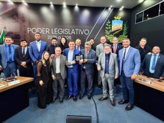 Participei, nesta quarta-feira, 17/06, da *Sessão Solene em Comemoração aos 31 Anos de Novo Gama*. Na oportunidade, fui honrado com a *Comenda Municipal*, uma indicação do amigo e vereador Zé Lopes. 

Essa honraria é concedida a personalidades que se destacam por suas contribuições ao desenvolvimento, crescimento e fortalecimento do município. Agradeço ao Zé Lopes pela consideração e pelo reconhecimento ao nosso trabalho! 

A cerimônia contou com a presença do prefeito de Novo Gama, Carlinhos do Mangão; da primeira-dama, Joscilene Martins; do vice-prefeito Antônio Joviano Pacífico; do presidente da Câmara Municipal, Charles do Oceano; das deputadas federais Leda Borges e Magda Mofatto; além dos vereadores locais e demais autoridades e convidados.
.
.
#WildeCambão #DeputadoEstadual #SessãoSolene #CâmaraMunicipal #NovoGama
