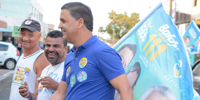 Caminhada com apoiadores e a nossa Força Azul pelo comércio do Parque Estrela Dalva